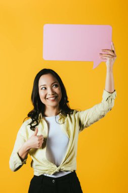 rahat asya kadın başparmak gösteren ve pembe konuşma balonu tutan, sarı izole