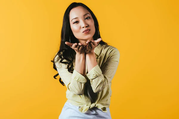 Atraente Asiático Menina Soprando Beijo Isolado Amarelo — Fotografia de Stock