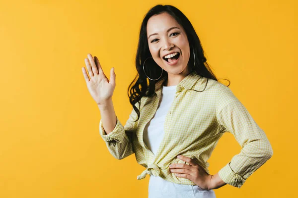 Emocional Asiático Chica Ondeando Aislado Amarillo — Foto de Stock