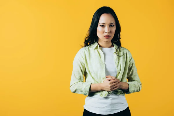 Schön Brünette Asiatische Mädchen Isoliert Auf Gelb — Stockfoto