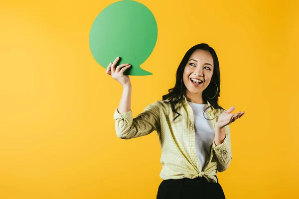 Sonriente Asiático Mujer Celebración Discurso Burbuja Aislado Amarillo — Foto de Stock