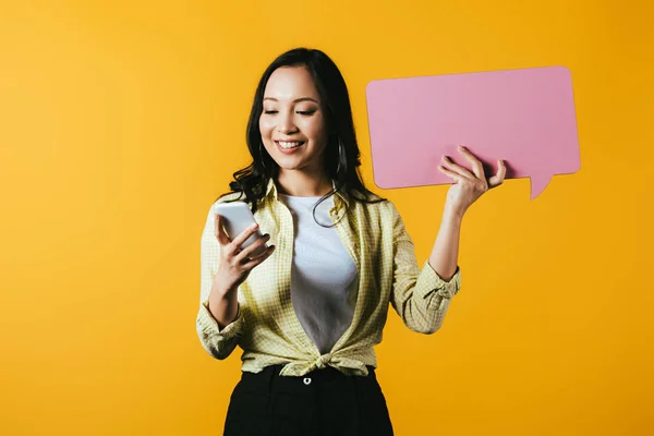 Bella Asiatico Ragazza Utilizzando Smartphone Tenendo Rosa Discorso Bolla Isolato — Foto Stock