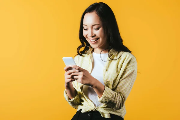 Sonriente Asiático Chica Usando Smartphone Aislado Amarillo — Foto de Stock