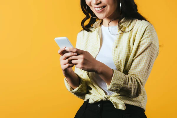 Bijgesneden Weergave Van Happy Girl Gebruik Van Smartphone Geïsoleerd Geel — Stockfoto
