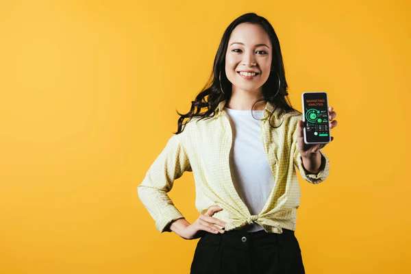 Happy Asian Girl Showing Smartphone Marketing Analysis App Isolated Yellow — Stock Photo, Image