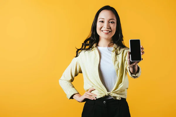 Ελκυστικό Ασιατικό Κορίτσι Που Δείχνει Smartphone Κενή Οθόνη Απομονώνονται Κίτρινο — Φωτογραφία Αρχείου