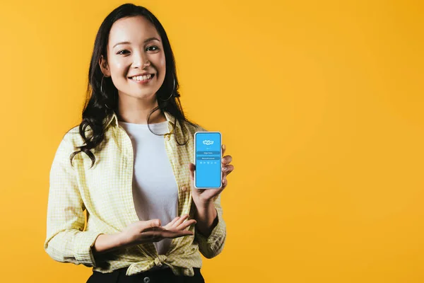 Kyiv Ukraine April 2019 Smiling Asian Girl Presenting Smartphone Skype — Stock Photo, Image