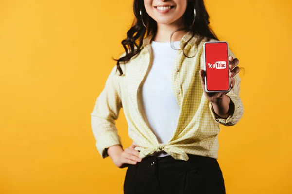 Kyiv Ukraine April 2019 Cropped View Brunette Girl Showing Smartphone — Stock Photo, Image