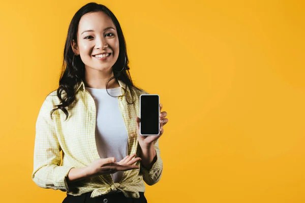 Attraente Asiatico Ragazza Presentazione Smartphone Con Bianco Schermo Isolato Giallo — Foto Stock