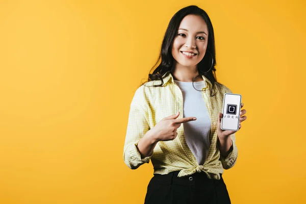 Kyiv Ucrania Abril 2019 Atractiva Chica Asiática Sonriente Apuntando Teléfono — Foto de Stock