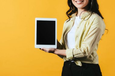 boş ekranlı dijital tablet gösteren kız kırpılmış görünümü, sarı izole