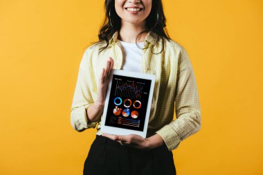 bilgi grafiği ile dijital tablet gösteren kız kırpılmış görünümü, sarı izole