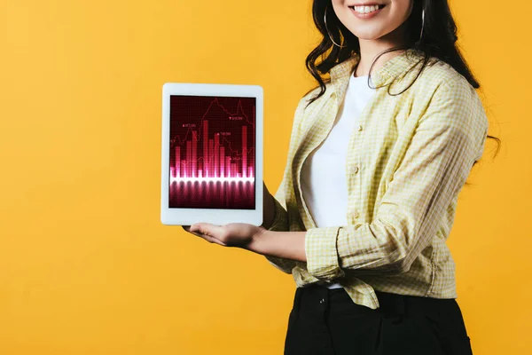 Recortado Vista Chica Mostrando Tableta Digital Con Gráfico Aislado Amarillo — Foto de Stock