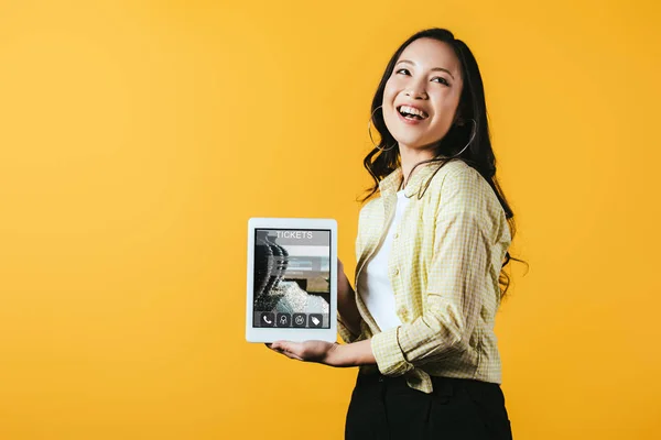 Sorridente Ragazza Asiatica Mostrando Tablet Digitale Con Biglietti App Isolato — Foto Stock