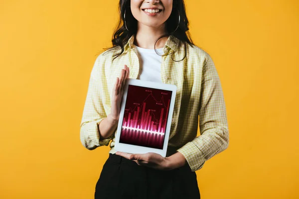 Recortado Vista Chica Mostrando Tableta Digital Con Gráfico Aislado Amarillo — Foto de Stock