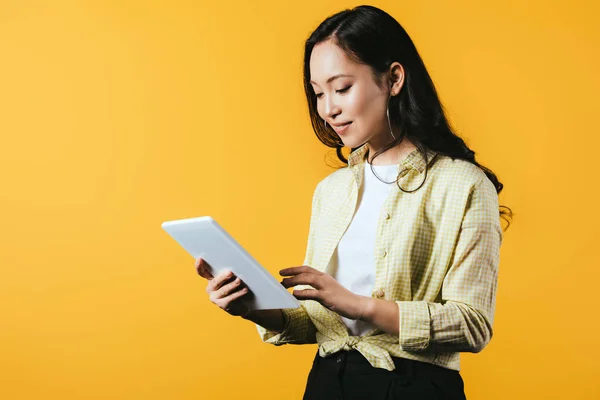 Wanita Asia Muda Menggunakan Tablet Digital Terisolasi Pada Kuning — Stok Foto