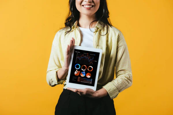 Bilgi Grafiği Ile Dijital Tablet Gösteren Kız Kırpılmış Görünümü Sarı — Stok fotoğraf
