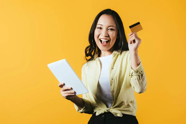 Boldog Ázsiai Lány Online Vásárlás Digitális Tabletta Hitelkártya Izolált Sárga — Stock Fotó