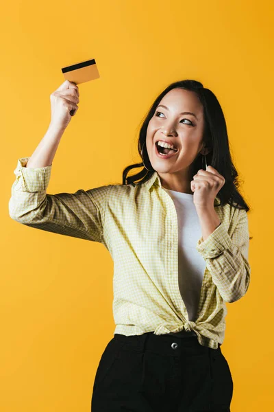 Eccitato Asiatico Donna Holding Carta Credito Isolato Giallo — Foto Stock