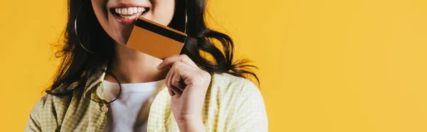 Vista Cortada Menina Sorridente Segurando Cartão Crédito Isolado Amarelo — Fotografia de Stock