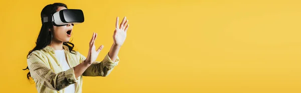 Surprised Woman Gesturing Using Virtual Reality Headset Isolated Yellow — Stock Photo, Image