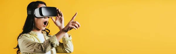 Menina Animado Apontando Usando Fone Ouvido Realidade Virtual Isolado Amarelo — Fotografia de Stock