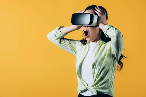 Surprised Yelling Girl Wearing Virtual Reality Headset Isolated Yellow — Stock Photo, Image