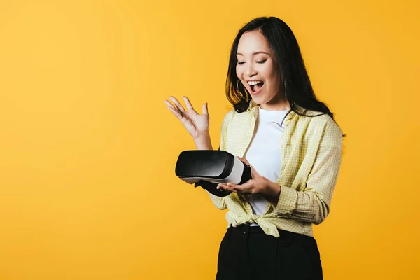 Animado Asiático Menina Segurando Virtual Realidade Fone Ouvido Isolado Amarelo — Fotografia de Stock