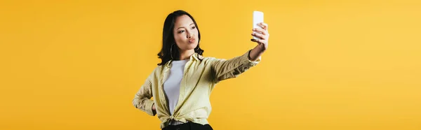Esmer Asyalı Kadın Sarı Izole Akıllı Telefonda Selfie Çekerken — Stok fotoğraf