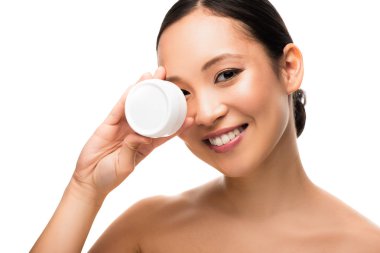 gülümseyen asyalı kadın kozmetik krem tutan, beyaz izole