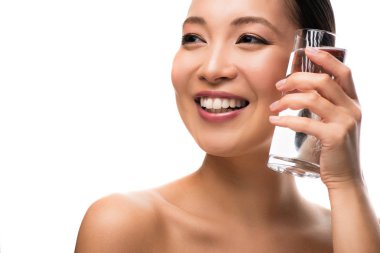 güzel gülümseyen kadın su bardağı tutan, beyaz izole