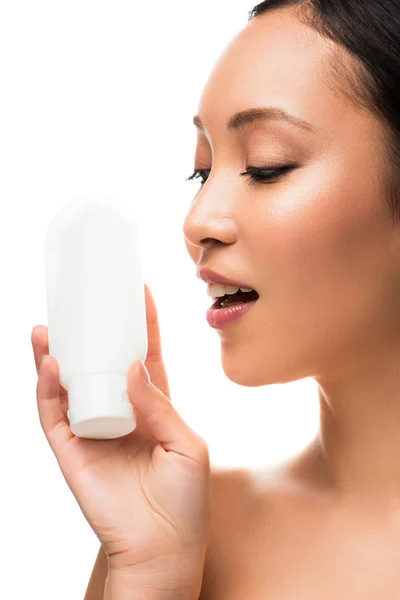 Mooie Aziatische Vrouw Met Fles Lotion Geïsoleerd Wit — Stockfoto