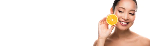 Sonriente Asiático Mujer Holding Naranja Aislado Blanco —  Fotos de Stock