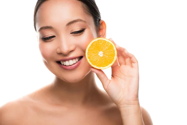 Hermosa Alegre Asiático Mujer Holding Naranja Aislado Blanco — Foto de Stock