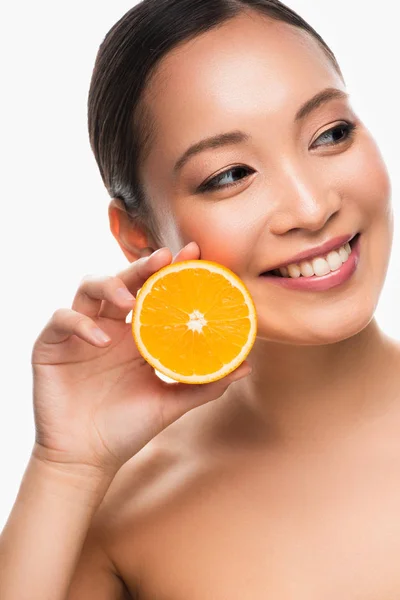 Aantrekkelijke Vrolijke Aziatische Meisje Vasthouden Oranje Geïsoleerd Wit — Stockfoto