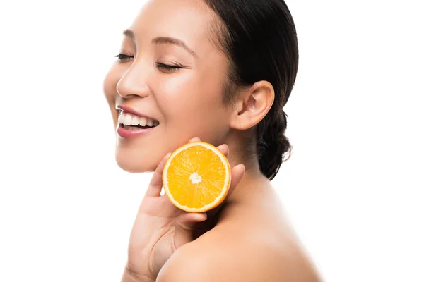 Hermosa Sonriente Asiático Mujer Holding Naranja Aislado Blanco — Foto de Stock