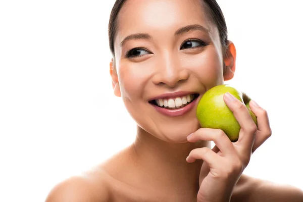 Усміхнена Азіатська Жінка Тримає Свіже Зелене Яблуко Ізольоване Білому — стокове фото