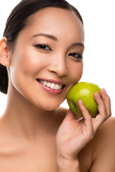 Mooie Glimlachende Aziatische Vrouw Die Groene Appel Vasthoudt Geïsoleerd Wit — Stockfoto