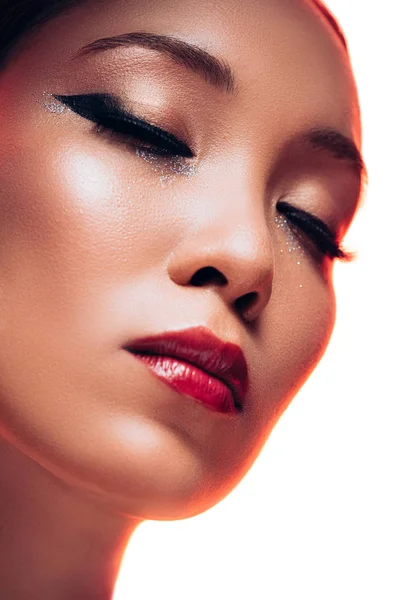 Attraktiv Asiatisk Pige Med Makeup Lukkede Øjne Isoleret Hvid - Stock-foto