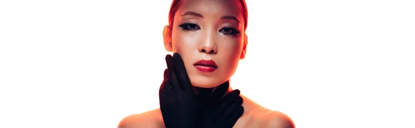 Hermosa Chica Asiática Guantes Negros Con Maquillaje Luz Roja Aislado — Foto de Stock