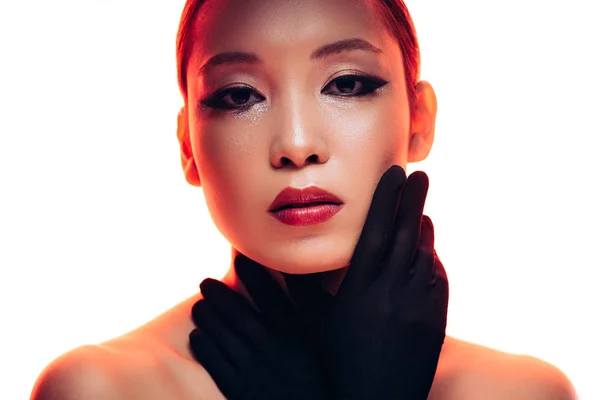Atraente Asiático Menina Preto Luvas Com Maquiagem Vermelho Luz Isolado — Fotografia de Stock