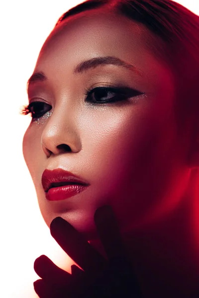 Attraktiv Asiatisk Pige Sorte Handsker Med Makeup Isoleret Hvid - Stock-foto