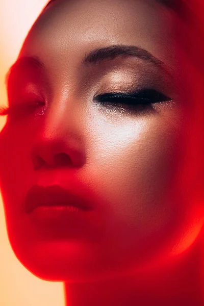 Primer Plano Atractivo Asiático Chica Con Maquillaje Rojo Luz — Foto de Stock