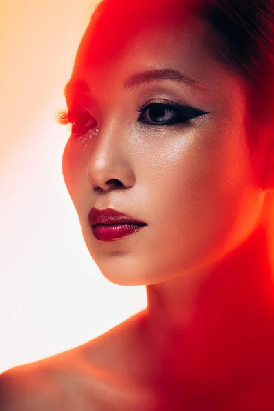 Atractivo Asiático Chica Con Maquillaje Rojo Luz Tonificado Imagen —  Fotos de Stock