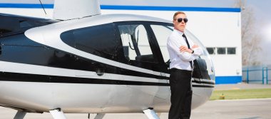 helikopter yakın çapraz silah ile güneş gözlüğü ve resmi aşınma pilot panoramik çekim