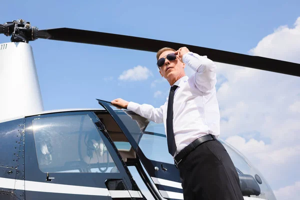 Lage Kijkhoek Van Pilot Formele Slijtage Zonnebrillen Buurt Van Helikopter — Stockfoto