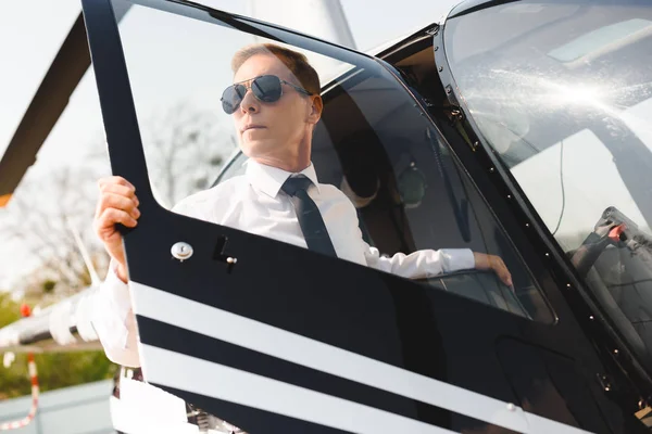 Mature Pilot Formal Wear Sunglasses Opening Door Helicopter — Stock Photo, Image