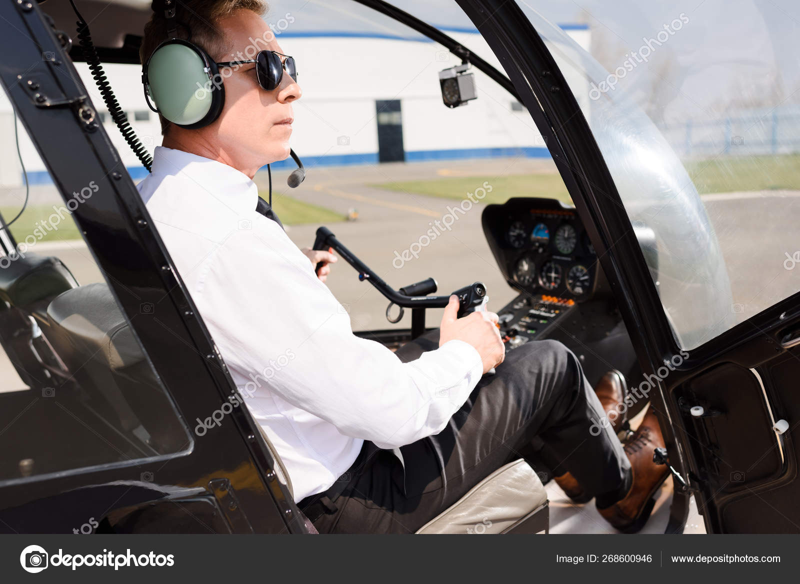 Πιλότος Γυαλιά Ηλίου Και Ακουστικά Που Κάθονται Καμπίνα Ελικοπτέρου Και —  Φωτογραφία Αρχείου © VitalikRadko #268600946