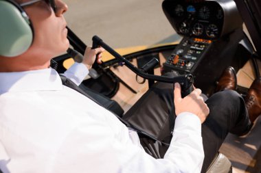 helikopter kabin ve hoding tekerlek oturan resmi giyim olgun pilot