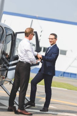 Helikopter bir işadamı açılış kapısı yakın resmi giyim pilot